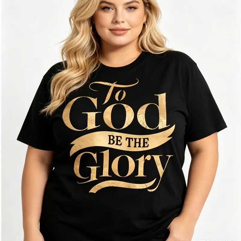 Camiseta negra de manga corta con letras en pan de oro que dicen «To God be the Glory» en una tipografía decorativa tipo caligrafía para prendas inspiradas en la fe.