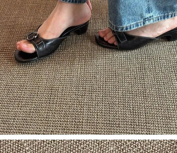 Sandalias tipo mule de cuero negro con hebilla para mujer, con puntera cuadrada y tacón bajo de bloque.