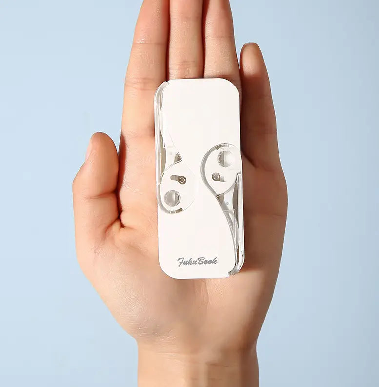 chargeur de téléphone portable rectangulaire blanc avec couvercle en silicone transparent, arborant un design de petit visage de dessin animé et la marque jukubook, utilisé comme boîte de rangement pour fil dentaire avec étui à ouverture automatique