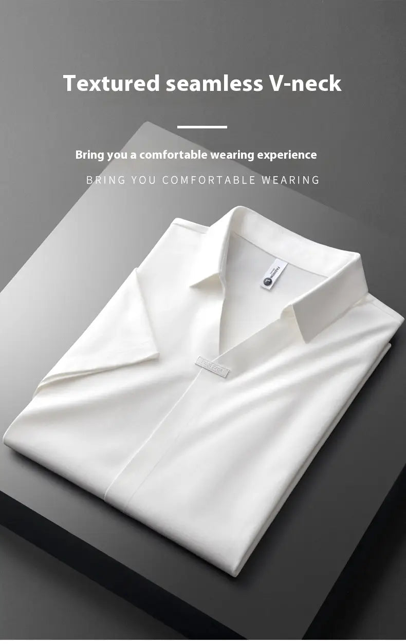 Herren-Slim-Fit-Poloshirt aus melierter Baumwollmischung mit Strukturoptik in Weiß; mit nahtlosem V-Ausschnitt und klarer, knuspriger Kragenführung sowie sauberen Linien.