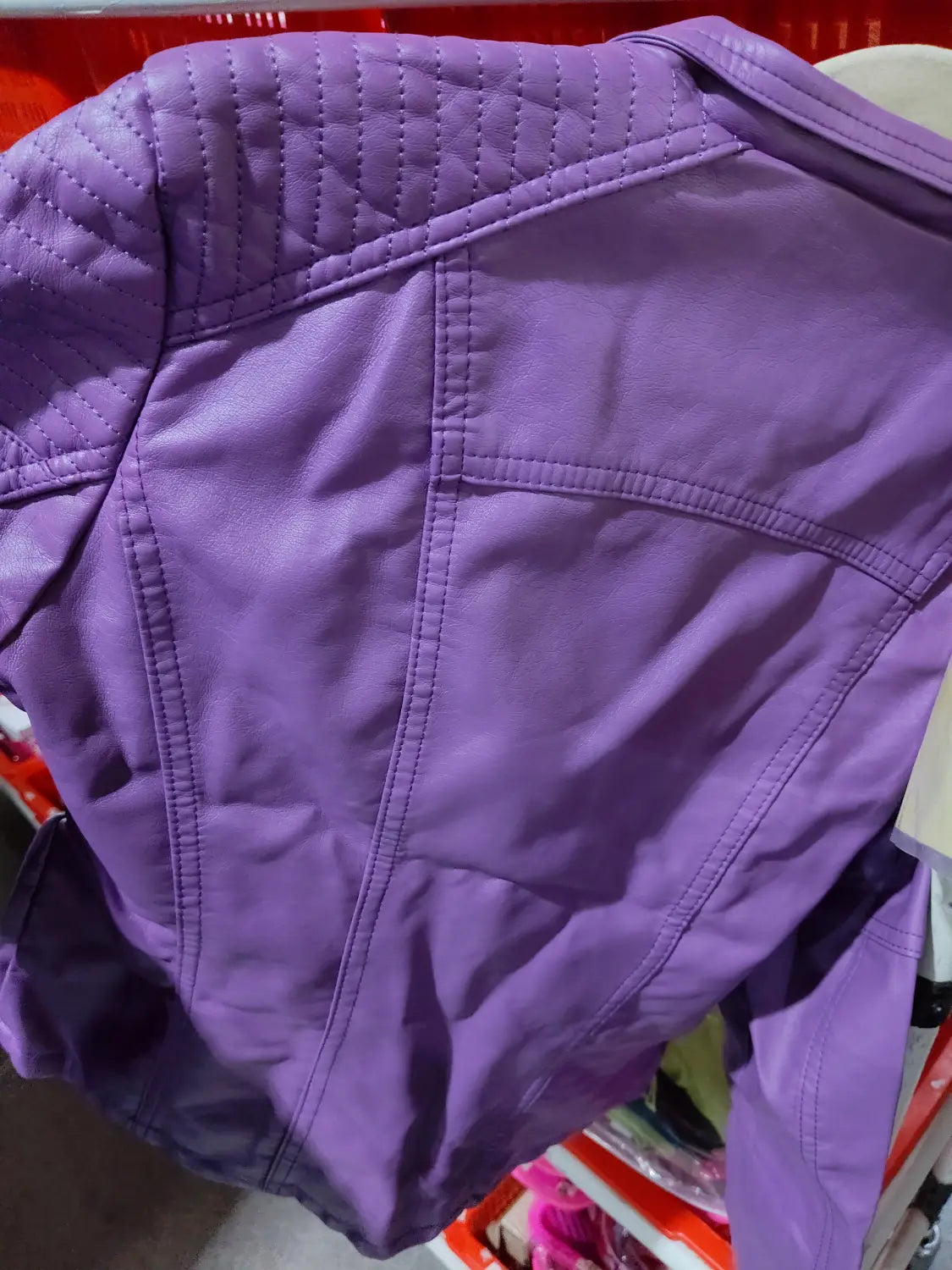 Lila quiltete Faux-Leder-Motojacke für Damen mit vernähtem Paneel und formgebenden Schultern in einem Slim-Fit-Bikerjacken-Design.