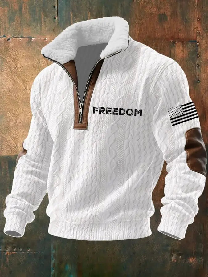 Suéter para hombre de media cremallera con cuello de borrego en punto cable blanco, con detalles de cuero marrón en el tirador de la cremallera del cuello y en los parches de los codos, con la libertad impresa sobre el pecho en letras negras.