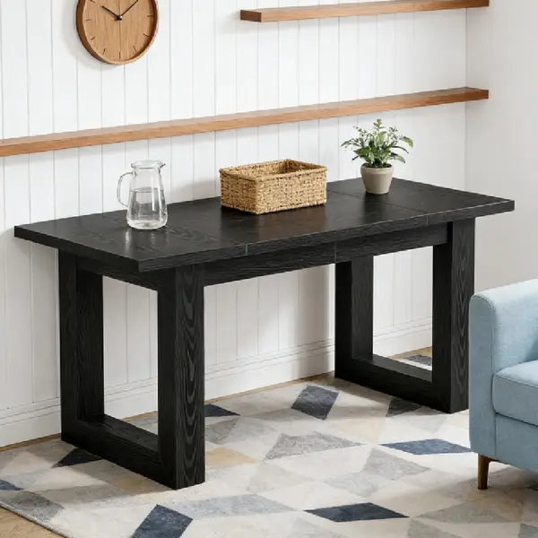 Schreibtisch aus schwarzem Holz mit schlankem modernem Design und robusten rechteckigen Beinen als minimalistische Arbeitsstation.