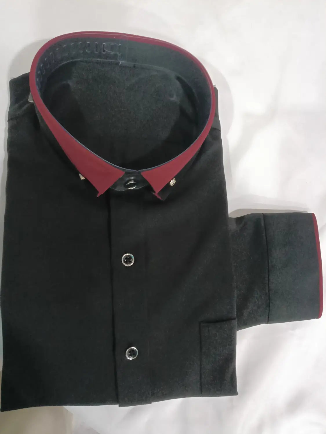 Herren Stretch-Anzughemd mit Kontrastkragen in Schwarz, mit bordeauxrotem Kragen und Manschetten sowie silberfarbenen Knöpfen.
