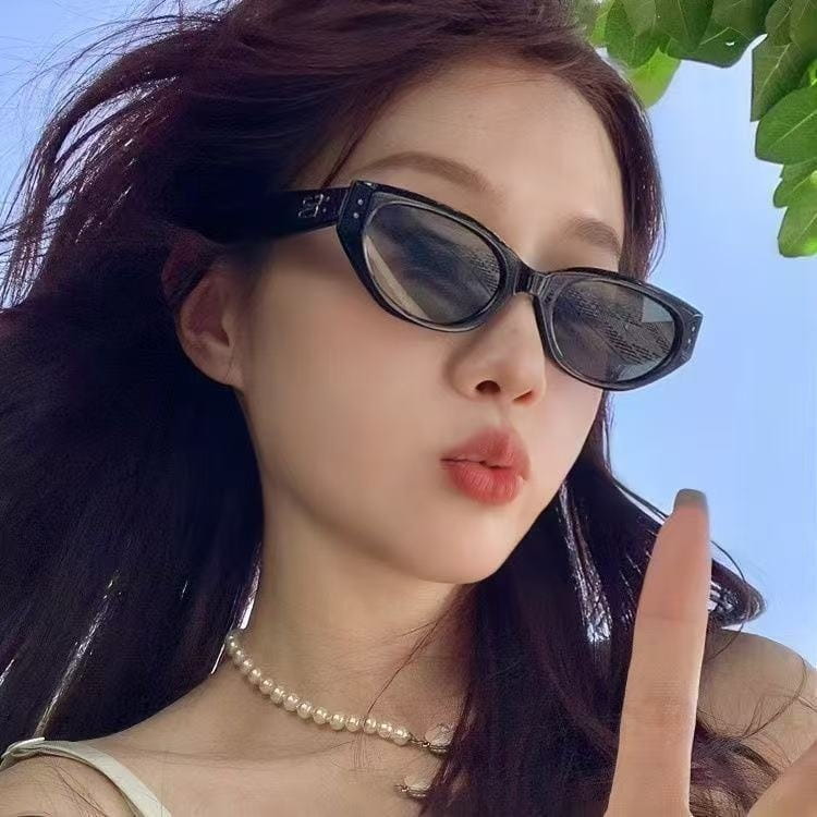 Black retro cat eye uv400 sunglasses with sleek glossy black frames and dark lenses.