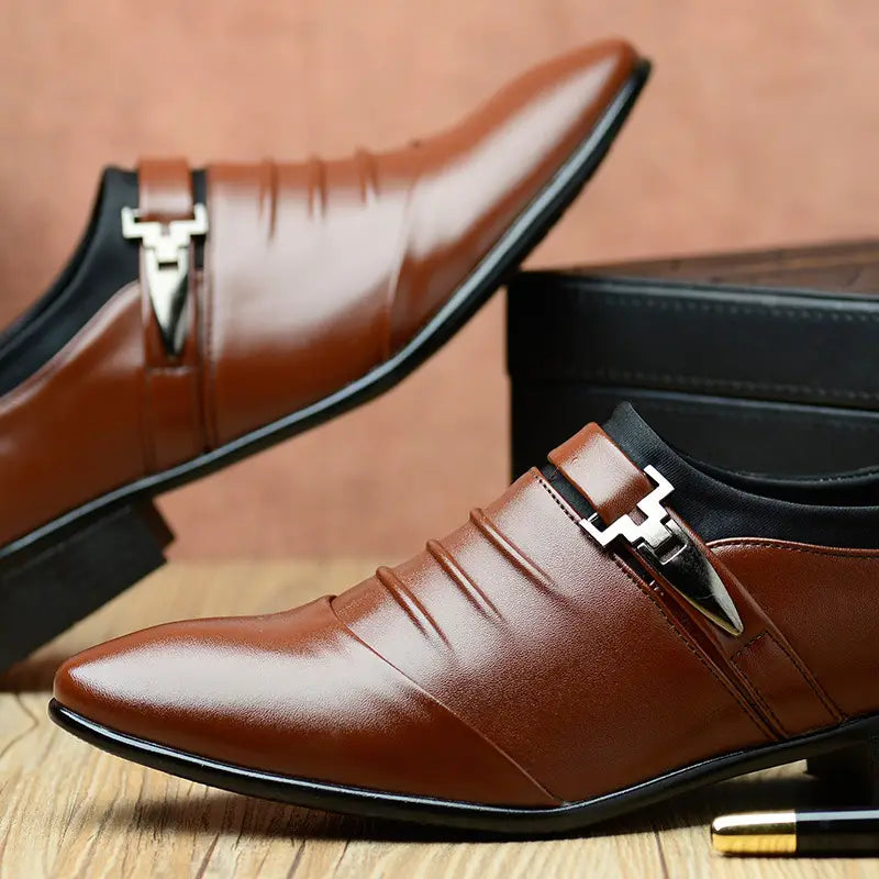 Spitze weiße Lederschuhe für formelle Anlässe mit silberner Schnalle