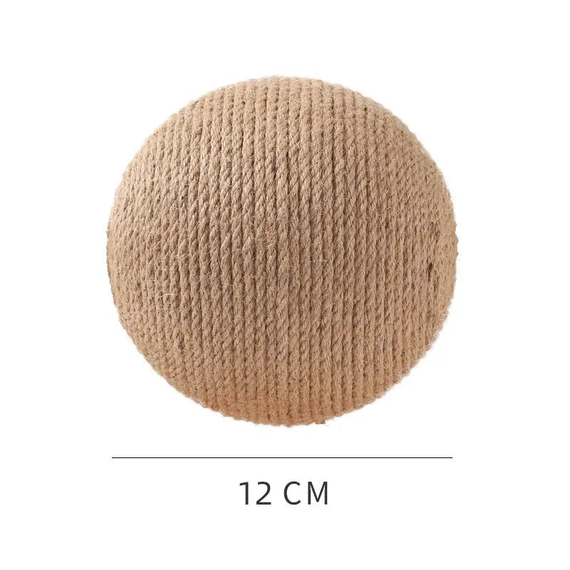 Pelota de rascado para gato de sisal que presenta una esfera redonda de 12 cm de diámetro, hecha de cuerda natural beige enrollada con firmeza, con un soporte triangular de madera.