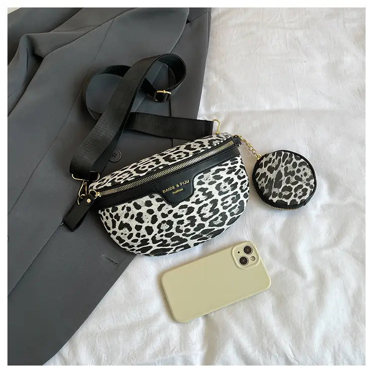 Sac banane à imprimé léopard avec pochette à monnaie, bordure en cuir noir et blanc, lanière noire et quincaillerie ton or.
