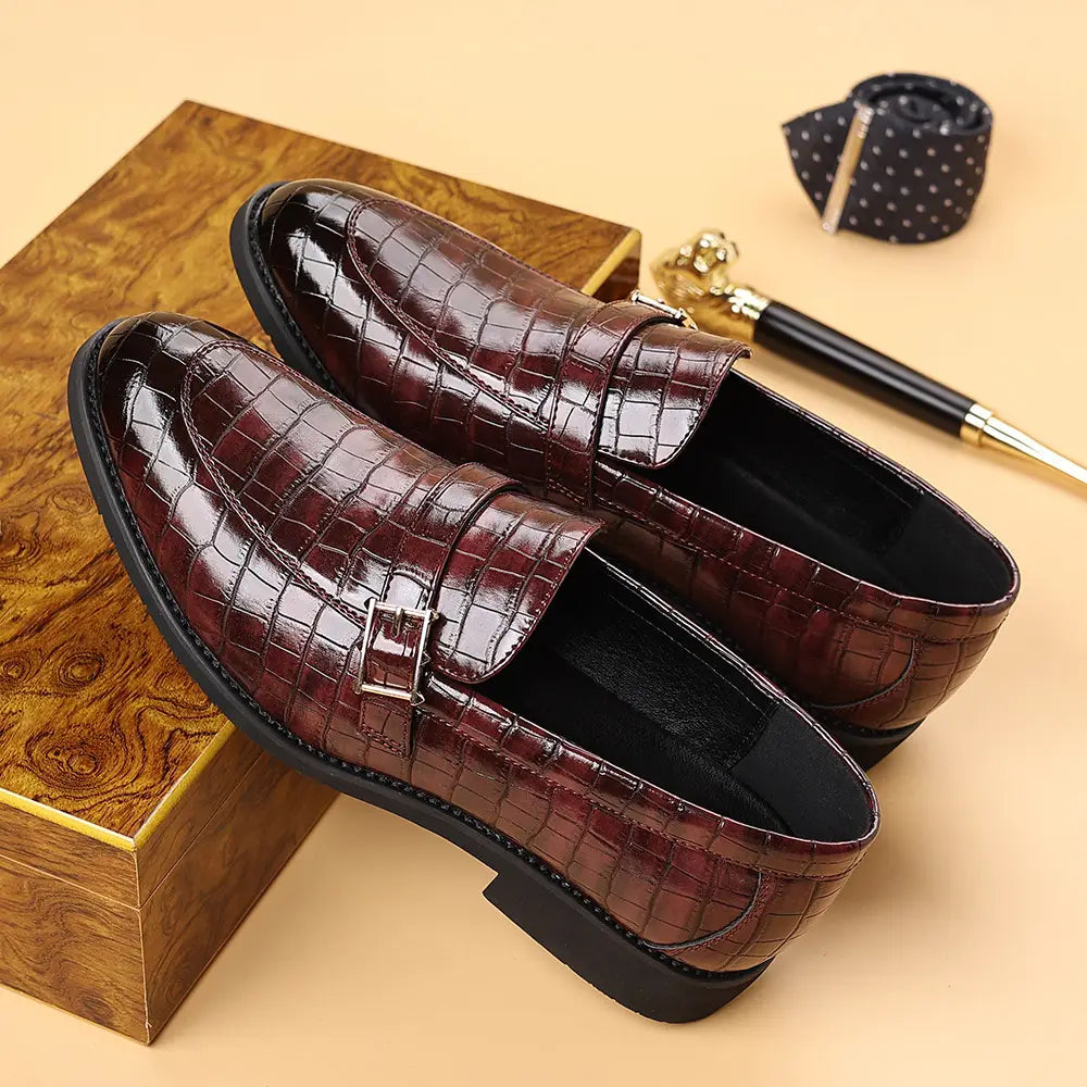 Mocassins en cuir croco pour homme en cuir embossé effet crocodile bordeaux, avec un détail de boucle métallique argentée.