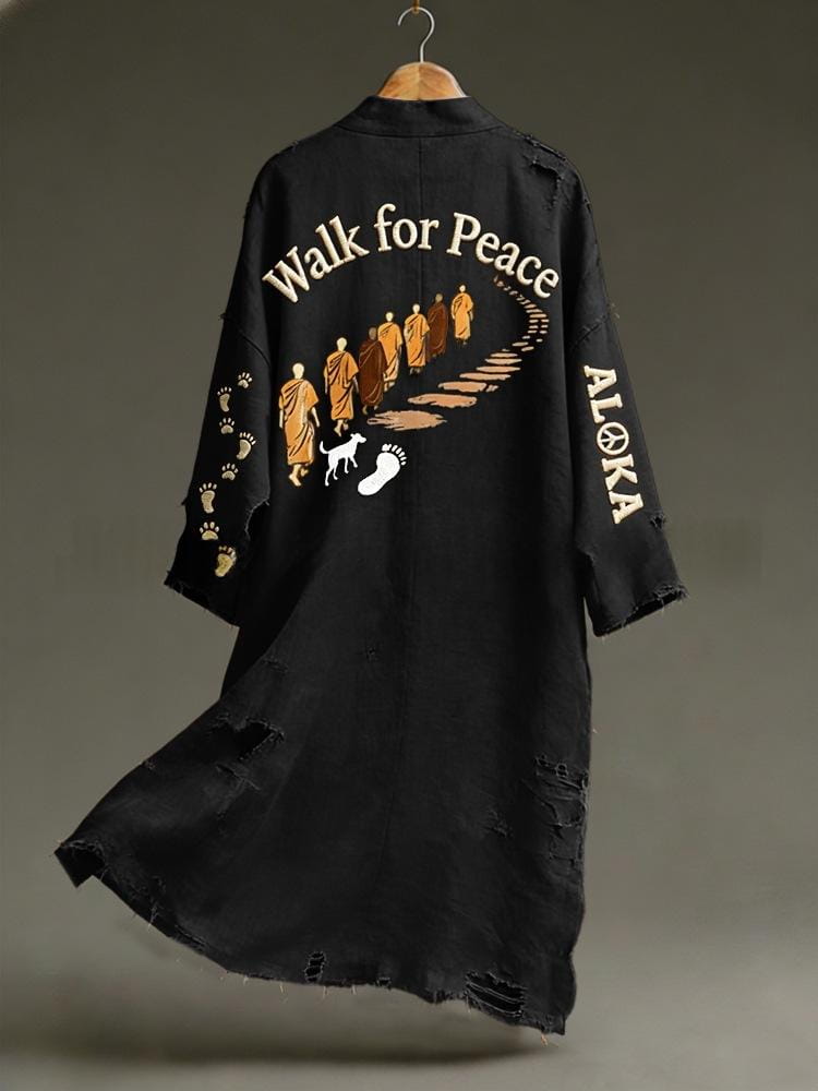 Ein schwarzer verwitterter Jeansrobe mit „Walk for peace“-Grafik und Aloka-Branding, dargestellt zusammen mit dem Vintage-Blumenmuster-Midikleid mit langen Ärmeln.