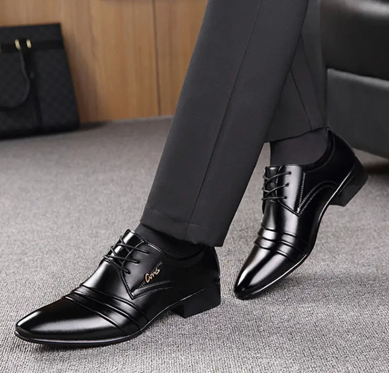 Chaussures de ville en cuir pour homme, modèles à lacets plats, en noir, finition polie, avec une touche de branding doré discret sur le côté.