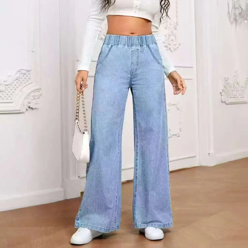 Pantalon en denim à jambes larges délavage clair, fabriqué dans un denim délavage clair, avec une taille élastique.