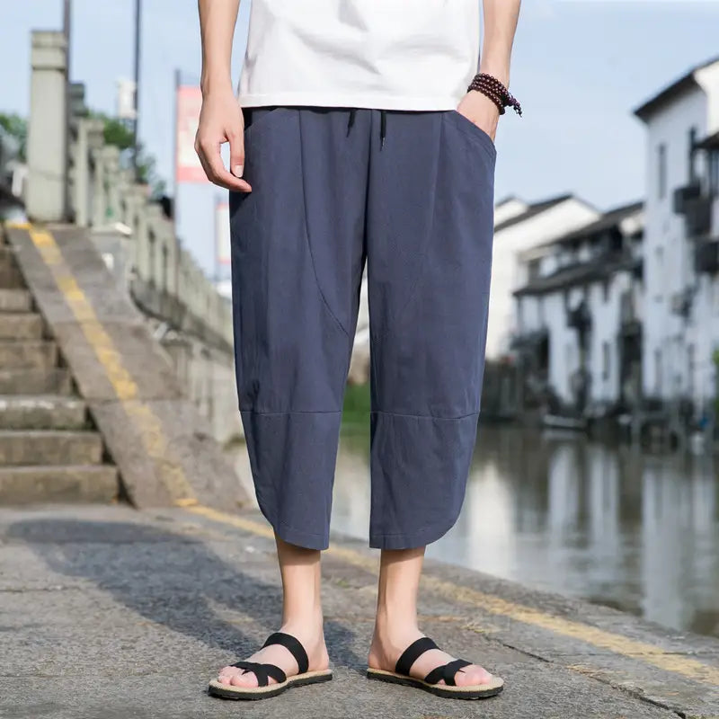 Pantalon de plage décontracté en lin pour hommes en coton ample bleu marine foncé, taille à cordon de serrage et bas retournés.