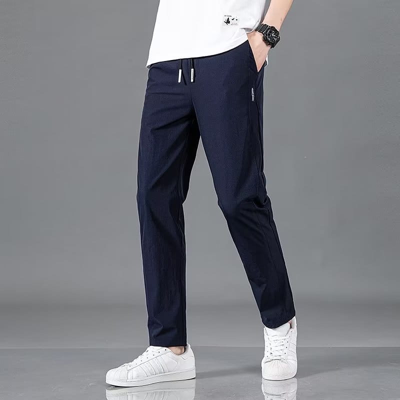 Herren-Eisskizzen-Athletik-Jogginghosen aus Eis-Seide in Navyblau, Slim Fit, mit geradem Bein, weißer Kordel und dezentem Seitenreißverschluss-Detail.