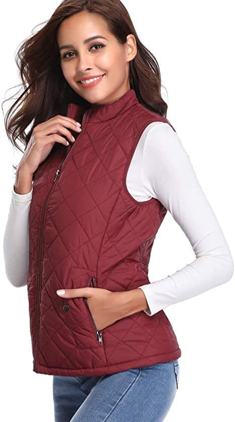 Chaleco acolchado de algodón para mujer color burdeos con cremallera frontal de cuello alto y bolsillos laterales.