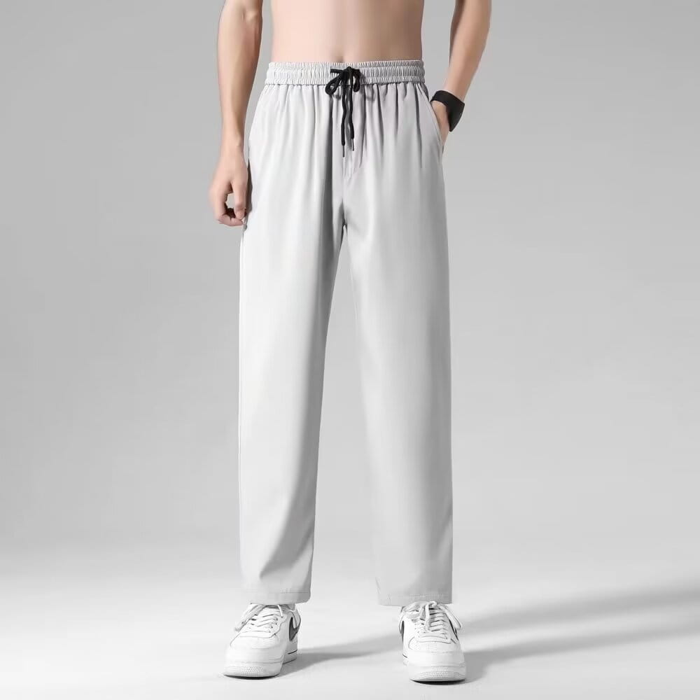 Herren-Freizeithose mit Kordelzug in Hellgrau, mit lockerer Passform, elastischem Bund und schwarzem Kordelzug, für einen bequemen täglichen Gebrauch.