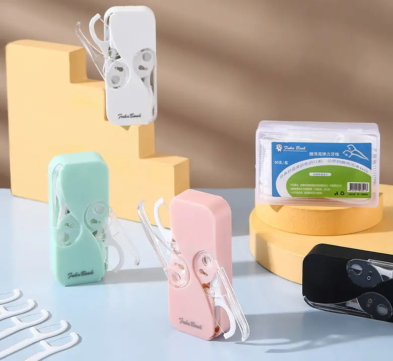 boîte de rangement pour fil dentaire en plastique aux couleurs pastel, avec étui à ouverture automatique, dotée de poignées transparentes courbées et d’une conception rectangulaire compacte