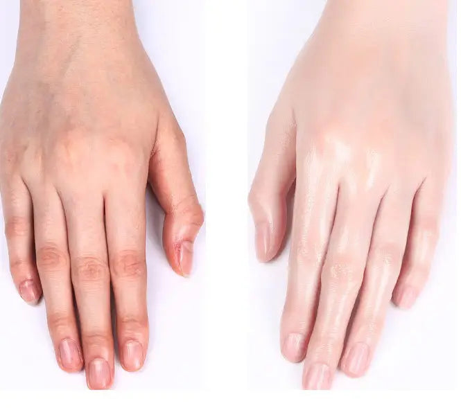 Un par de manos con tono de piel natural y uñas cortas, recortadas y prolijas, aplicando una máscara de manos con leche de cabra y niacinamida, crema hidratante blanqueadora para hidratar y blanquear.