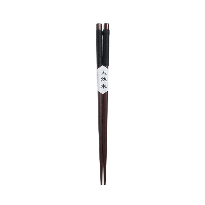 Baguettes en bois naturel foncé avec des prises texturées noires et des embouts métalliques, présentant une étiquette blanche avec des caractères chinois.