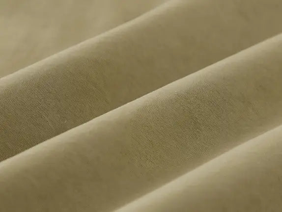 Tissu en lin beige à tissage texturé subtil, utilisé dans le gilet utilitaire en mesh à séchage rapide pour hommes.