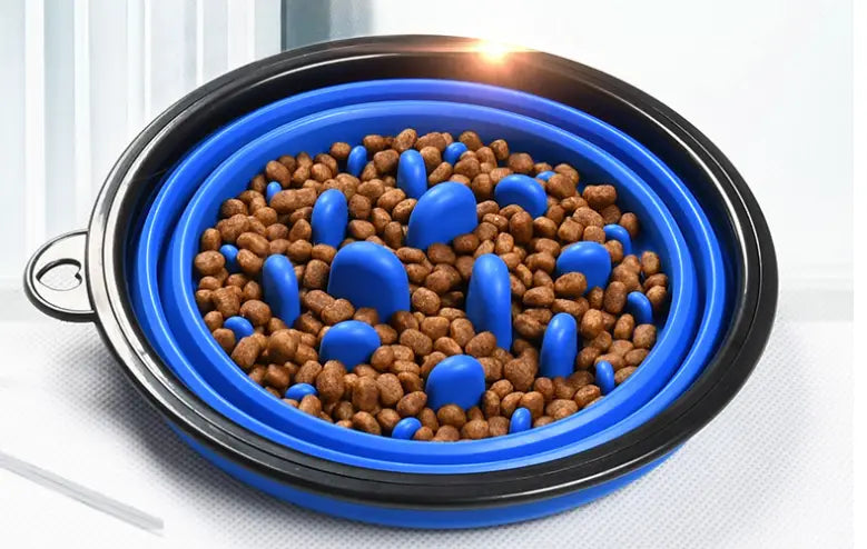Bol pour animaux de compagnie pliable Slow Food bleu et noir en silicone, avec pics en silicone bleu, présenté de face.