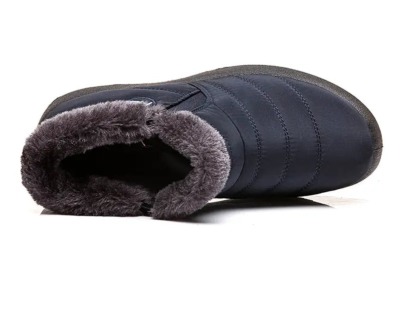 Botte d’hiver imperméable en neige bleu foncé matelassée, avec doublure intérieure moelleuse en fausse fourrure grise, conçue pour garder la cheville au chaud et assurer un confort optimal.