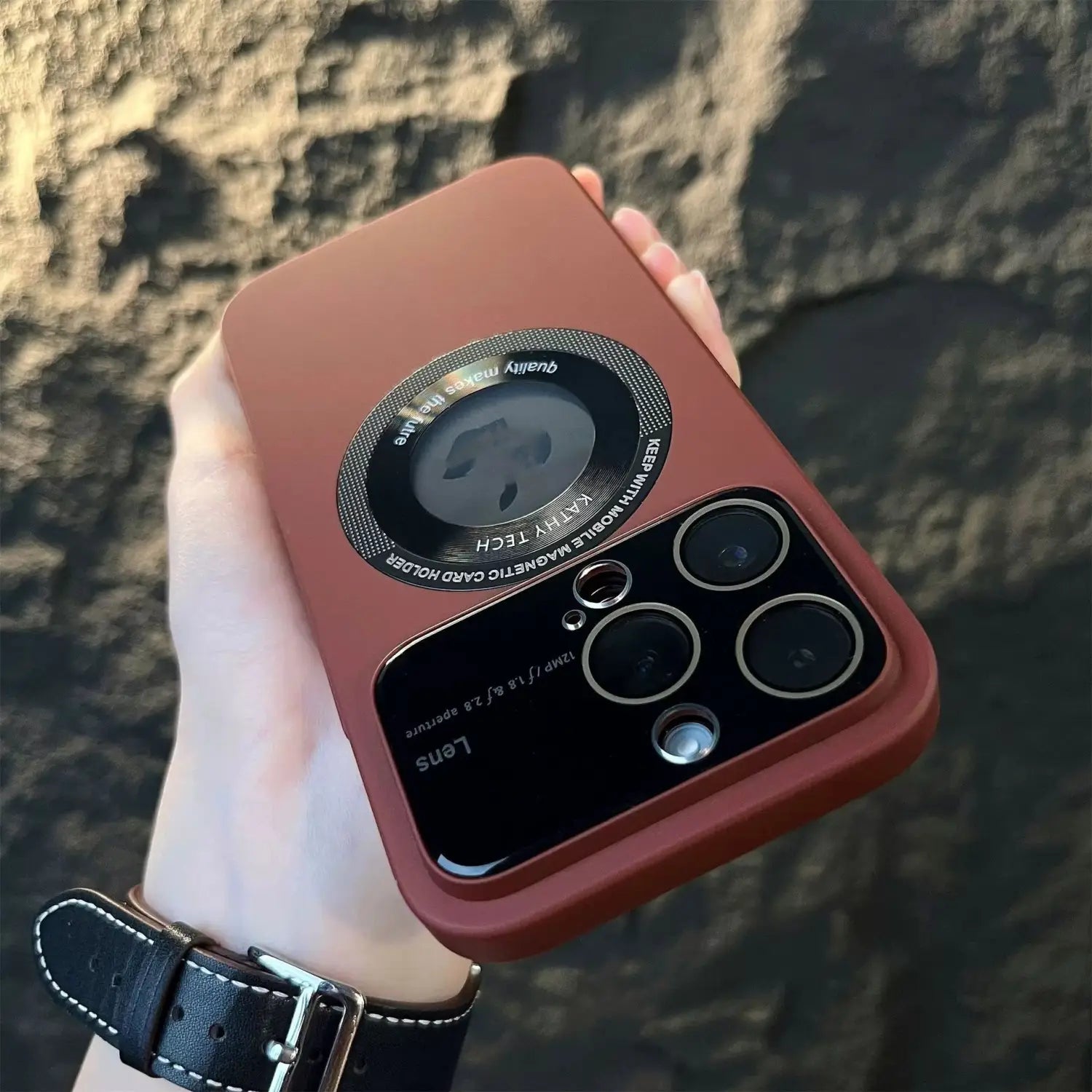 Eine matte terrakottafarbene magnetische Fensterhülle für iPhone 13 Pro Max, zeigt die Rückseite mit einem kreisförmigen Magnetkartenhalter und schwarzer Kameramedaussparung.