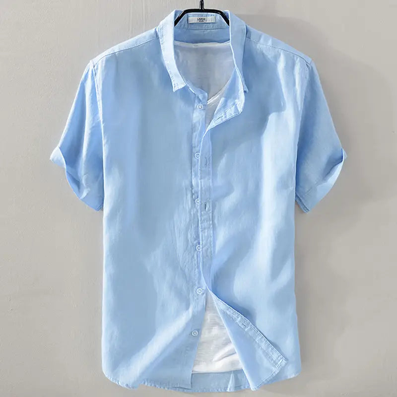 Chemise pour homme en lin à manches courtes bleu clair, col classique et tissu respirant à texture subtile.