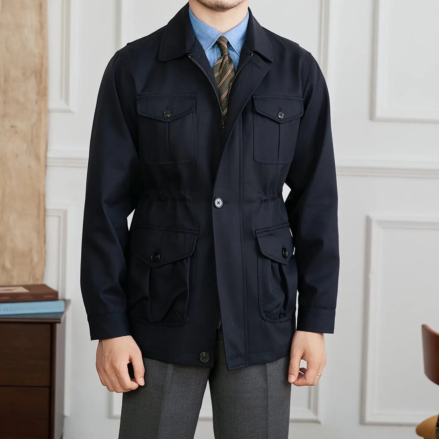 Dunkelnavyblaue Herren-Lyocell-Mischung Utility-Safarijacke mit langen Ärmeln, mehreren Klappentaschen und vorne durchgeknöpfter Verschluss.