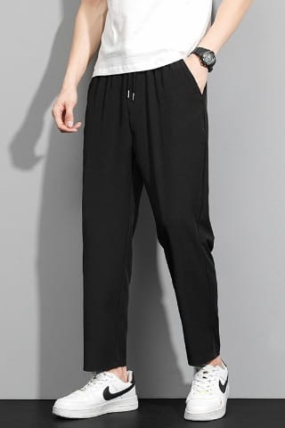Schwarze Herren-Freizeithose mit Kordelzug mit entspannter Passform und zulaufenden Beinen.