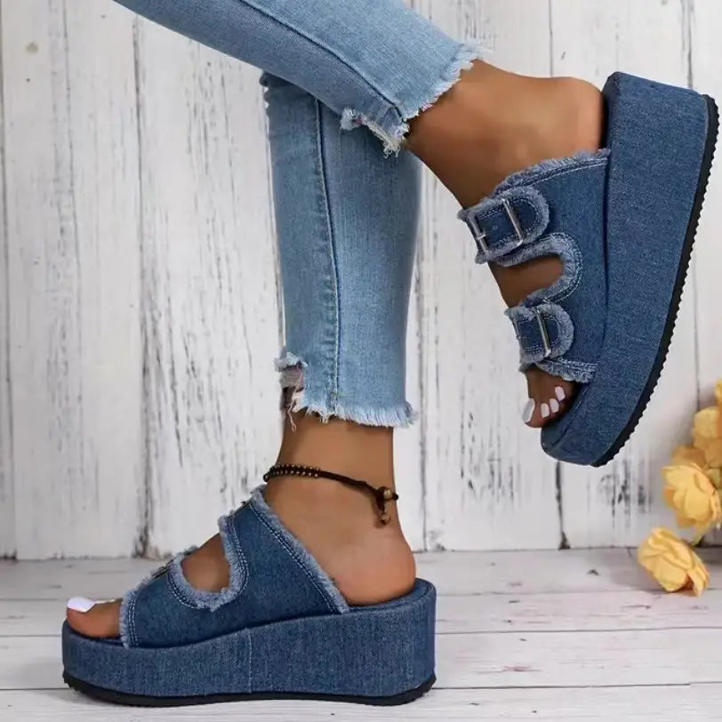 Sandalias de cuña de denim azul con hebilla, con dos tiras de hebilla ajustables y un diseño de plataforma de borde deshilachado.