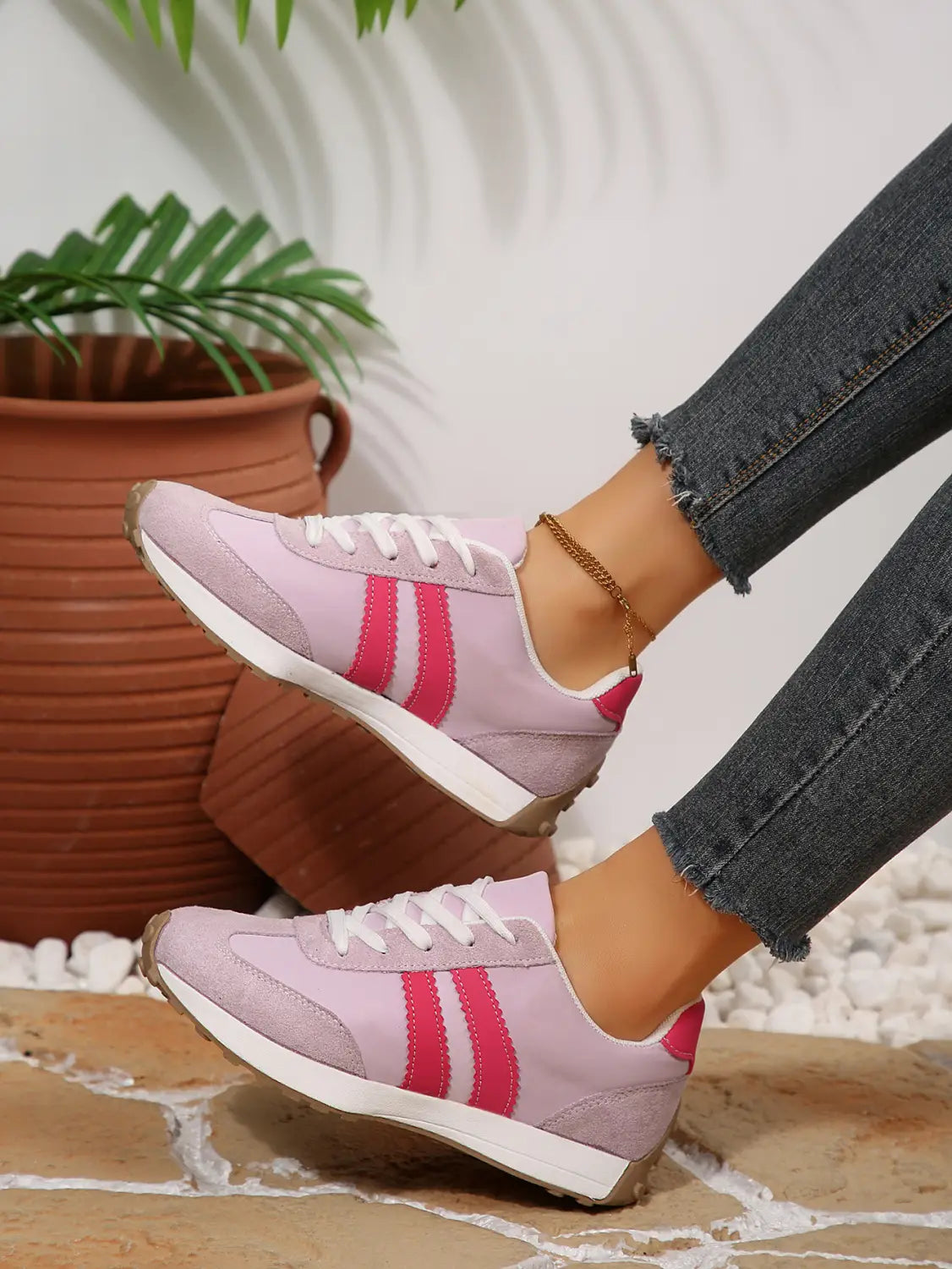 Hellrosa Damen-Retro-Chunky-Sneaker aus Veloursleder mit atmungsaktivem niedrigem Schaft; Design mit kräftigen magentafarbenen Streifen und weißen Schnürsenkeln.