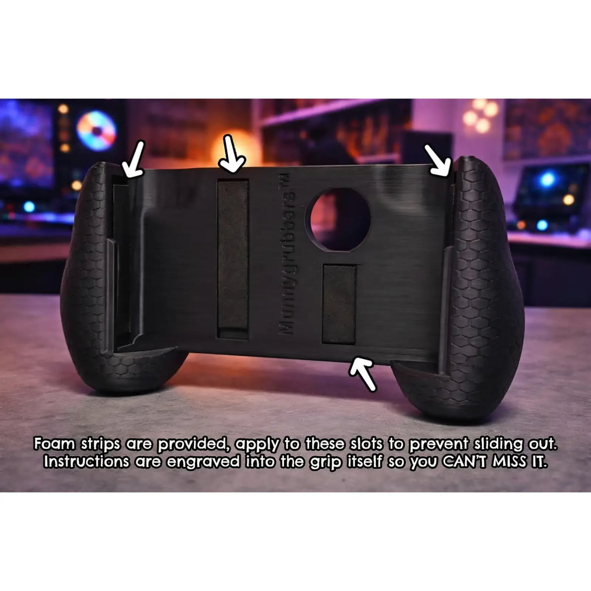 Black munnygrubber gaming grip with textured honeycomb rubber handles and matte body in ayn thor ergonomic protective case