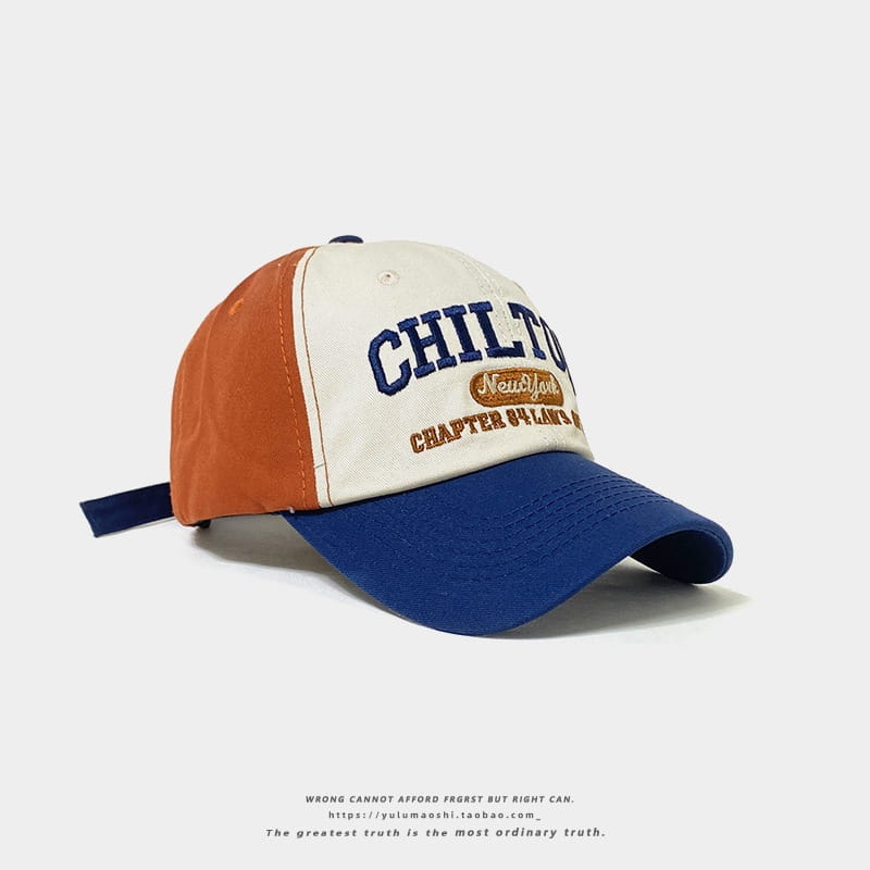 Casquette de baseball rétro à empiècements contrastés, avec un panneau avant crème, des panneaux latéraux orange et une visière bleue avec broderie « Chilton » bleu marine.