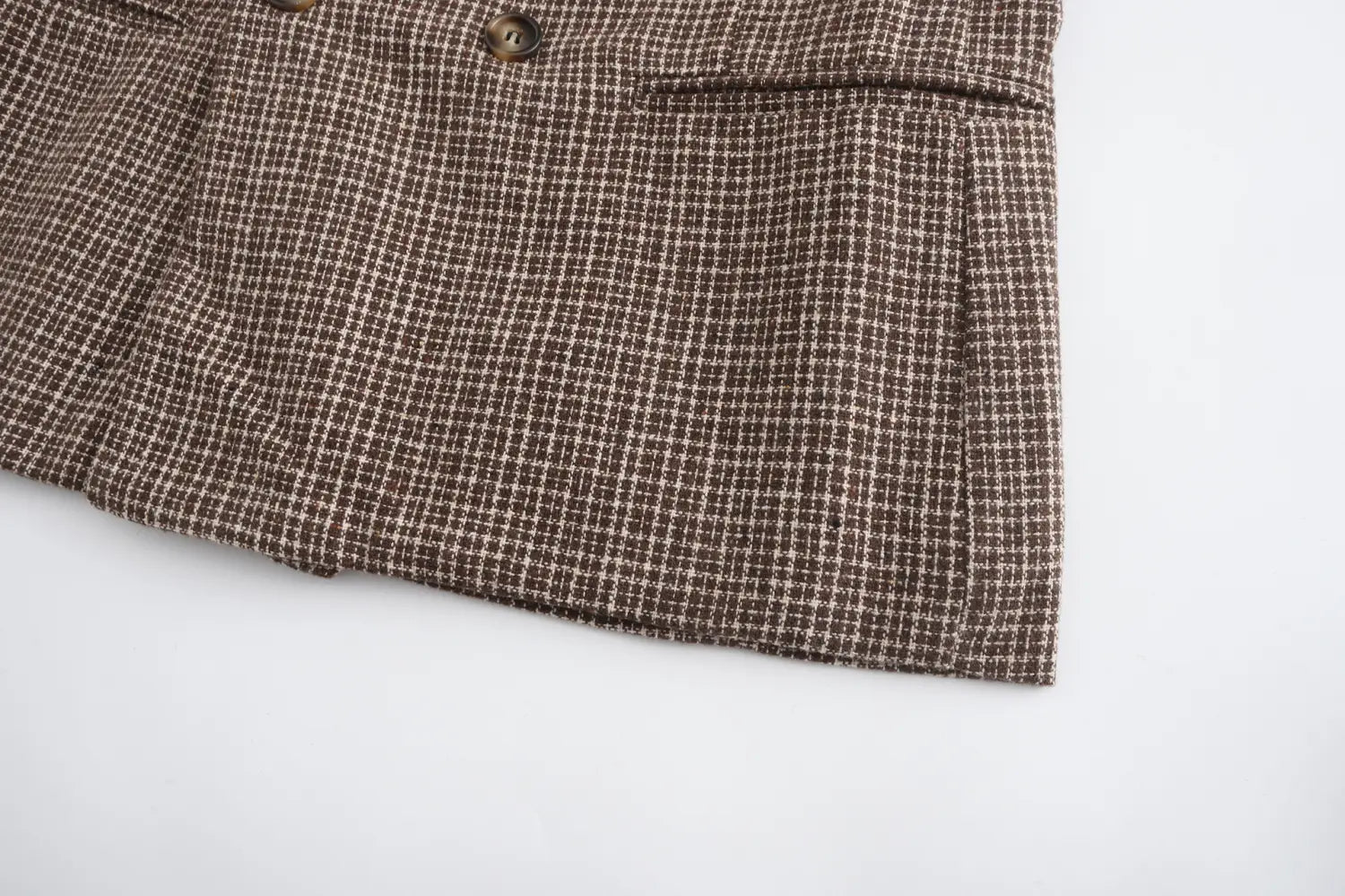 Men’s herringbone double breasted knit blazer in brown and beige checkered wool with two dark brown buttons.