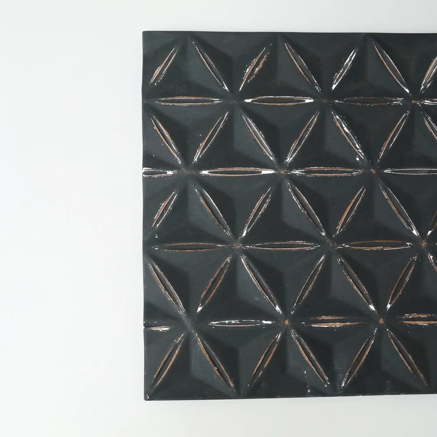 Panel mural de MDF negro brillante en 3D con un patrón repetitivo de destellos en forma de diamante para decoración geométrica de pared, de 16x16 pulgadas.