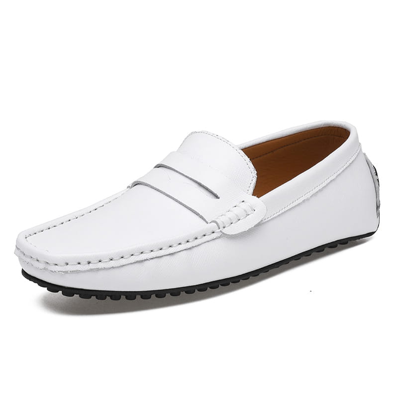 Los mocasines de conducción de cuero para hombre presentan una parte superior de cuero blanco con un diseño minimalista y estilizado y una suela de goma negra.