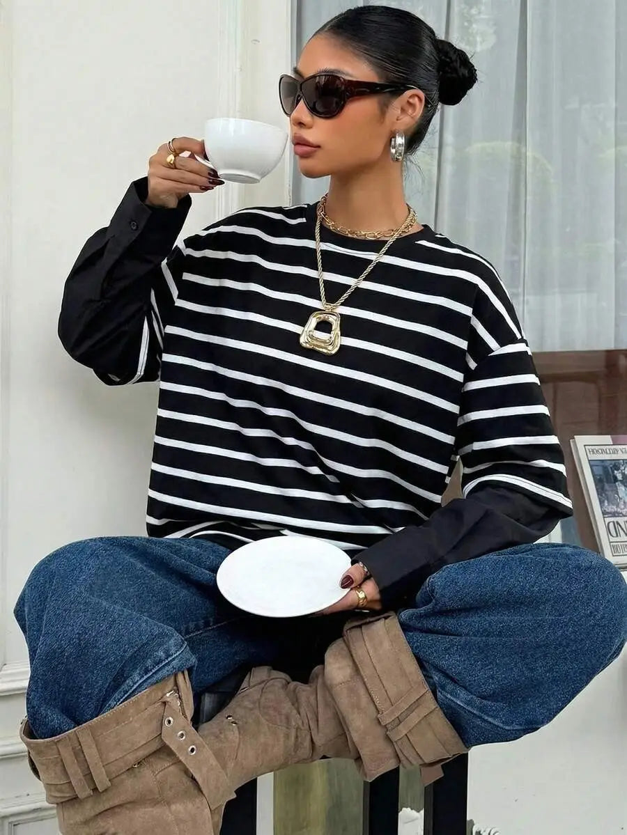 Sudadera oversize tipo conjunto falso de dos piezas con rayas que presenta un top de manga larga con rayas horizontales negro y blanco con ajuste relajado.
