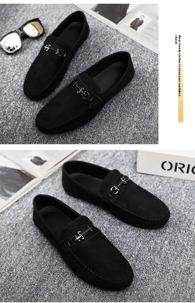 Mocassins à enfiler en daim noir pour homme avec un détail de boucle métallique à tonalité argentée.