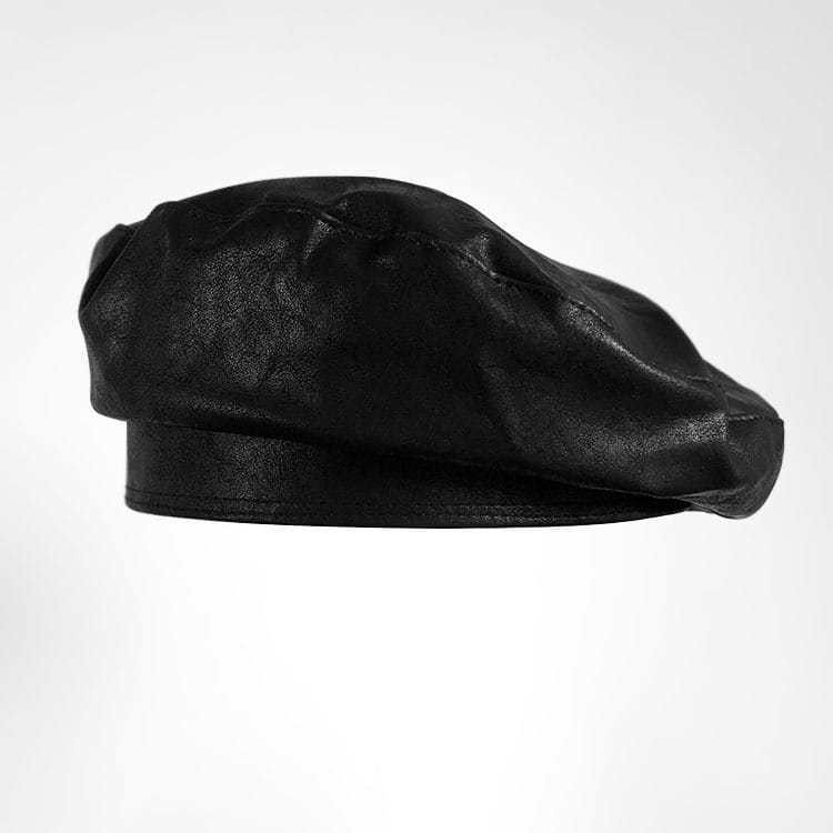 Béret en cuir noir avec une finition lisse légèrement brillante et des plis discrets, conçu comme une casquette de peintre en laine pour femmes.