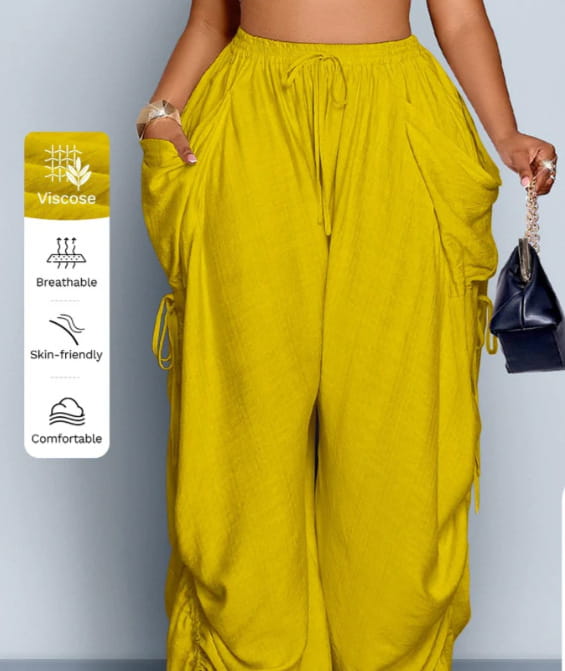 Leuchtend gelbe Viskose-Faltenrockige High-Waist-Cargo-Hosen mit weitem Bein mit Kordelzugbund und Seitentaschen.