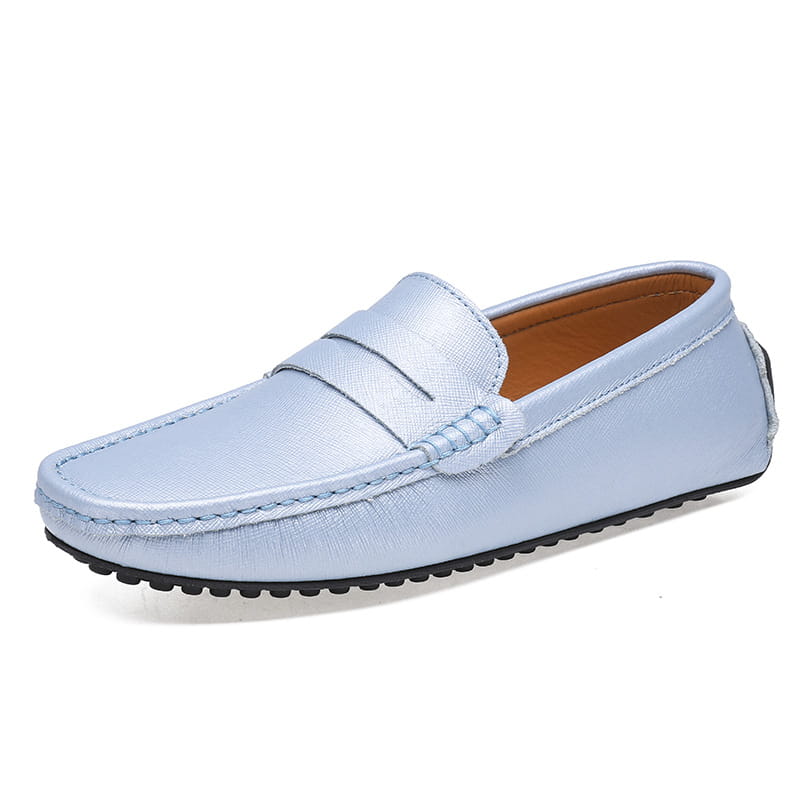 Mocasines de conducción de cuero para hombre color azul claro, con un acabado texturizado sutil y suelas de goma negras.