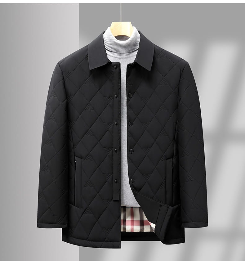 Chaqueta acolchada de trabajo para hombres en negro con costura tipo rombos, cuello clásico y cierre mediante botones para mayor abrigo y durabilidad.