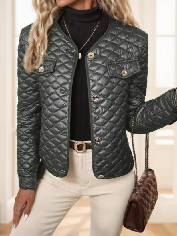 Abrigo de invierno acolchado con rombos para mujer en talla grande, color verde oscuro, con botones metálicos y un ajuste entallado estructurado.