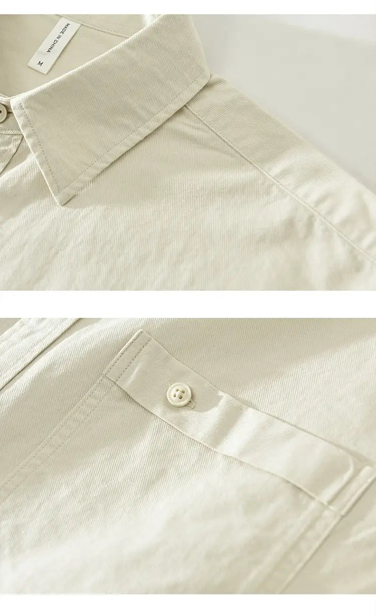 Chemise à manches longues en coton style japonais blanc cassé pour homme, avec un design boutonné, un col cousu avec précision et une poche assortie.