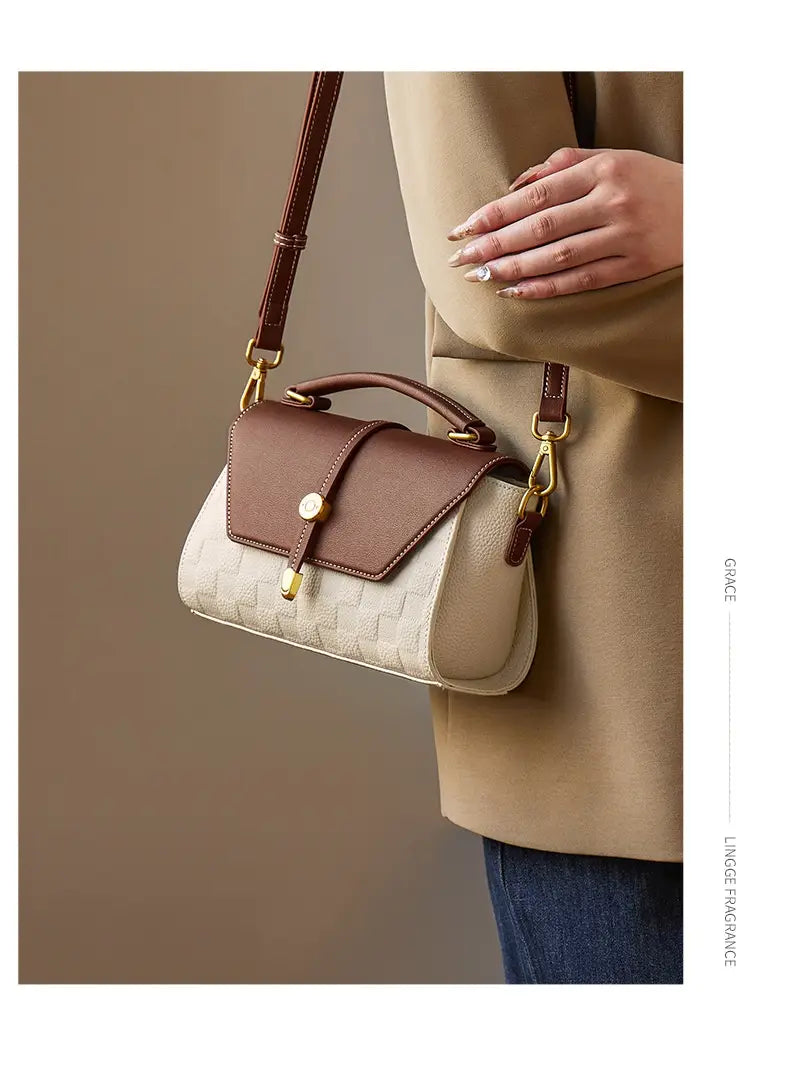 Zweifarbige Webleder-Crossbody-Handtasche in Braun und Creme mit oberem Henkel, goldtönigen Beschlägen und verstellbarem Schulterriemen.