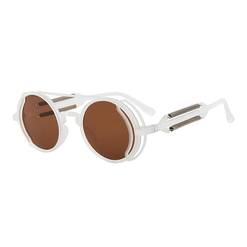 Gafas de sol steampunk redondas con montura blanca, lentes marrones y detalles metálicos en el doble resorte de las patillas.