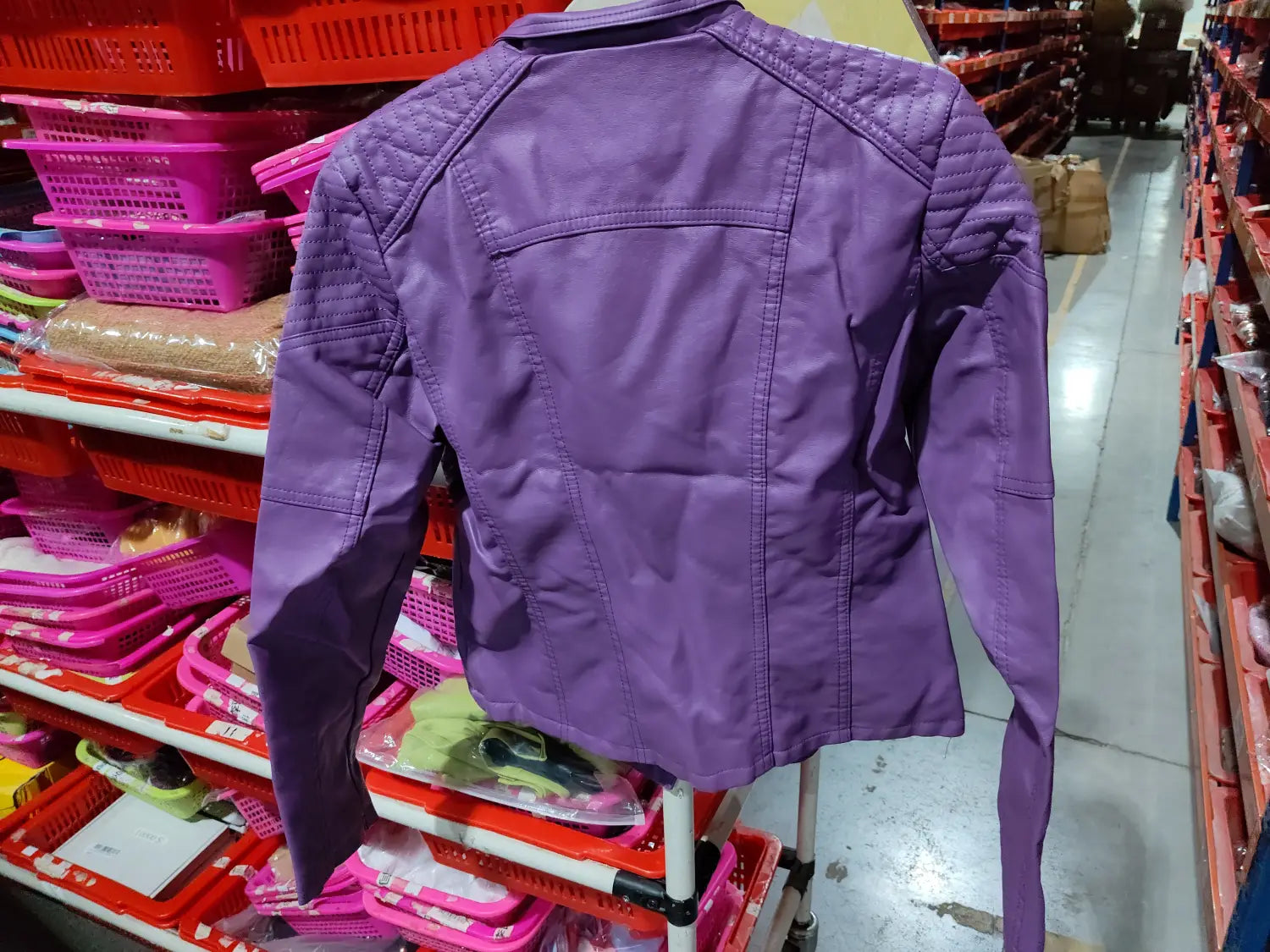 Lila Faux-Leder-Motojacke für Damen mit Slim Fit und wattierten Schulterpaneelen, gestaltet als Bikerjacke.