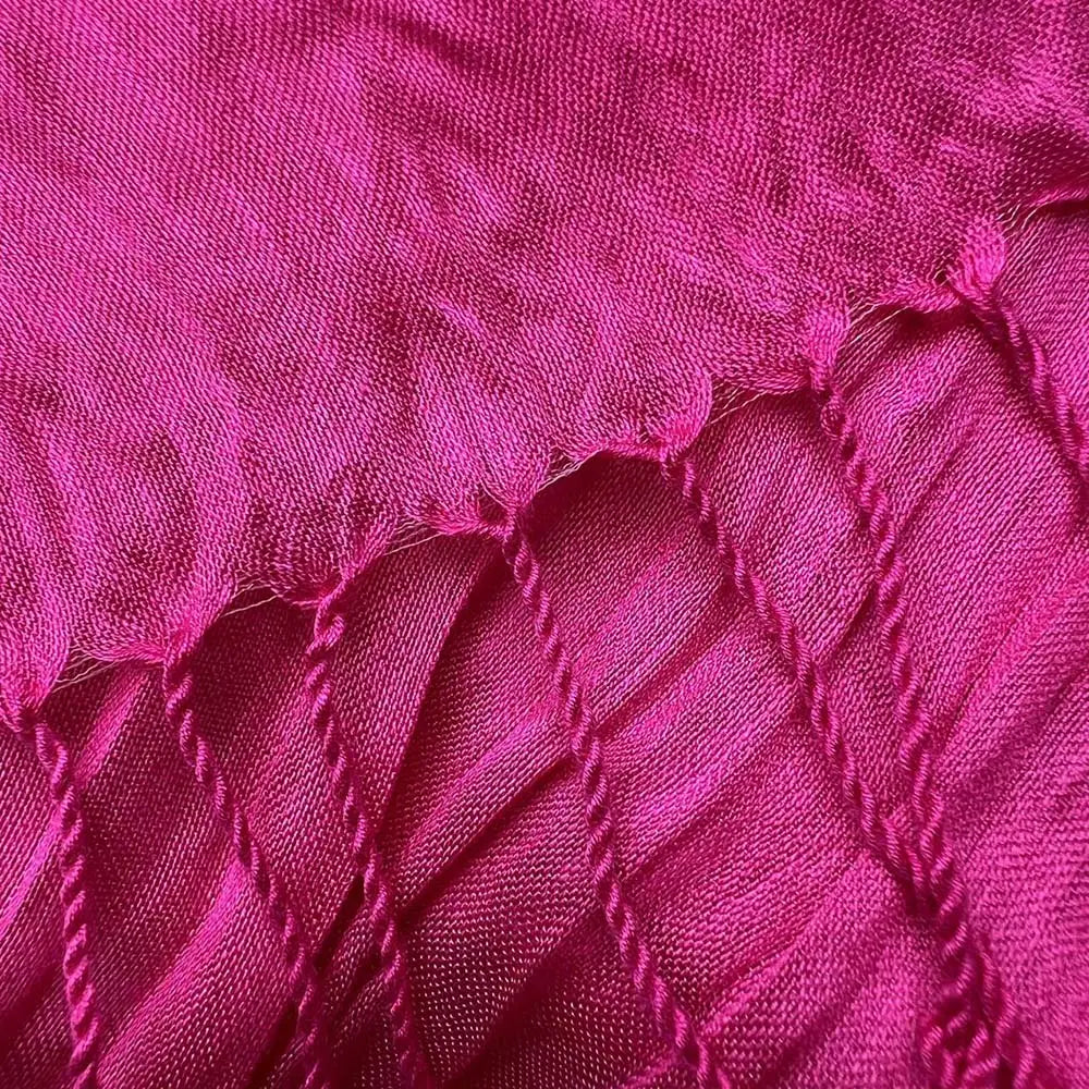 Écharpe en soie froissée rose fuchsia, à motifs losangés texturés en relief et bords effilochés, pour accessoire de femme.