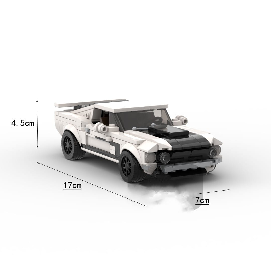 Juguete de automóvil tipo muscle car Ford Mustang construido con LEGO en blanco y negro, con un diseño retro elegante.